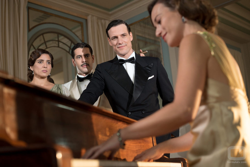Antonio Montejano, Rafael Figueroa y Virtudes Molina obervando a Marta en el primer episodio de 'La sonata dle silencio'