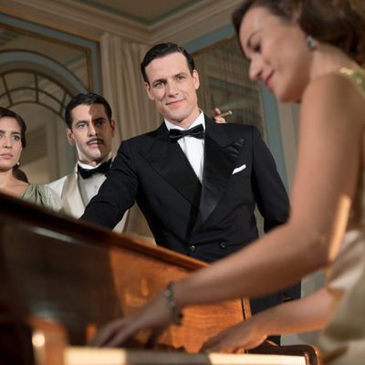 Antonio Montejano, Rafael Figueroa y Virtudes Molina obervando a Marta en el primer episodio de 'La sonata dle silencio'