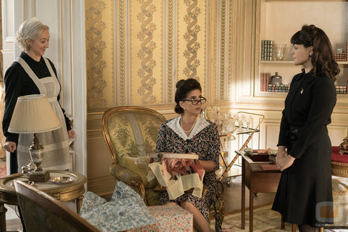 Virtuditas Figueroa, vistiendo de negro, en el primer episodio de 'La sonata del silencio'