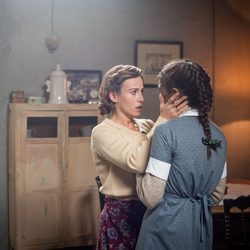 Marta Ribas con su hija Elena en el primer episodio de 'La sonata del silencio'