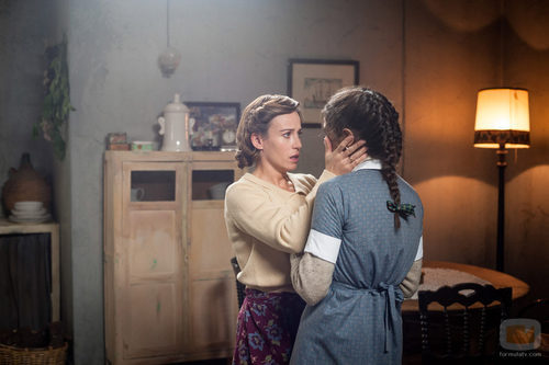 Marta Ribas con su hija Elena en el primer episodio de 'La sonata del silencio'