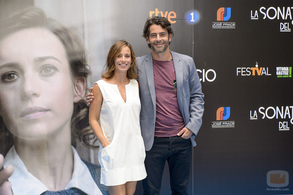 Marta Etura y Eduardo Noriega en la presentación de 'La sonata del silencio' en el FesTVal de Vitoria