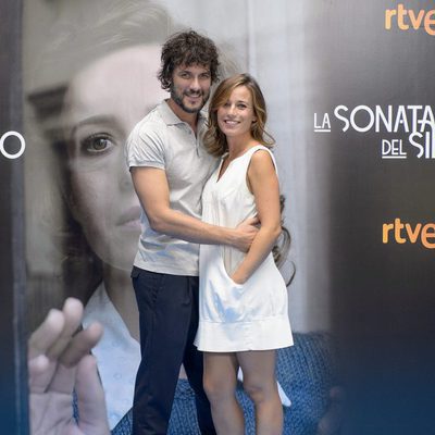 Daniel Grao y Marta Etura en la presentación de 'La sonata del silencio' en el FesTVal de Vitoria