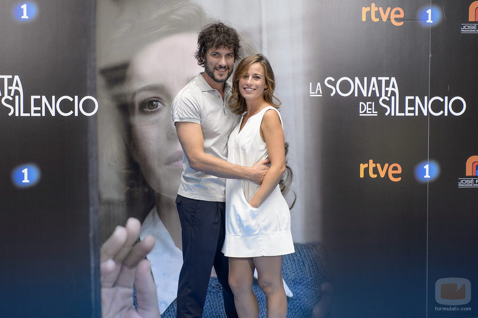 Daniel Grao y Marta Etura en la presentación de 'La sonata del silencio' en el FesTVal de Vitoria