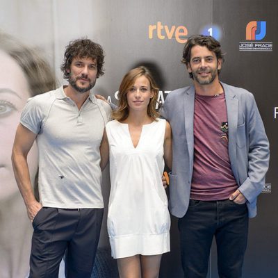 Daniel Grao, Marta Etura y Eduardo Noriega en la presentación de 'La sonata del silencio' en el FesTVal de Vitoria