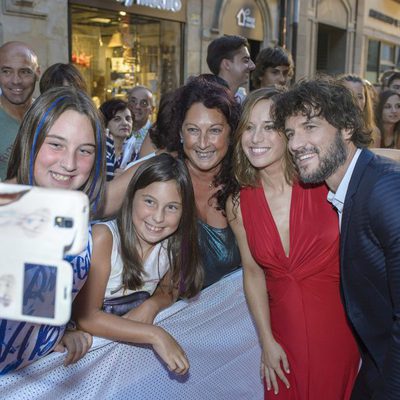 Marta Etura y Daniel Grao haciendo un selfi con los presentes en el preestreno de 'La sonata del silencio' en el FesTVal de Vitoria