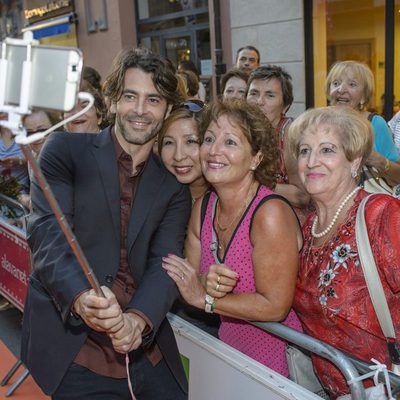 Eduardo Noriega haciendo un selfi con seguidores de 'La sonata del silencio' en su preestreno en el FesTVal de Vitoria