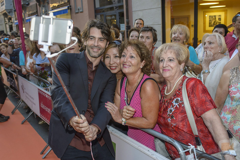 Eduardo Noriega haciendo un selfi con seguidores de 'La sonata del silencio' en su preestreno en el FesTVal de Vitoria