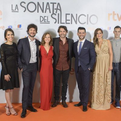 El reparto de 'La sonata del silencio' en su preestreno en el FesTVal de Vitoria