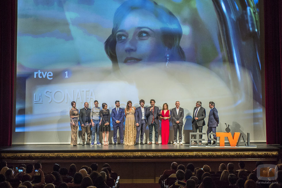 El equipo de 'La sonata del silencio' en su preestreno en el FesTVal de Vitoria