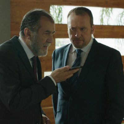 Ramón Barea habla por teléfono bajo la mirada de Fernando Cayo en 'Olmos y Robles'