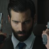 Robles se prepara para la acción con dos pistolas en 'Olmos y Robles'