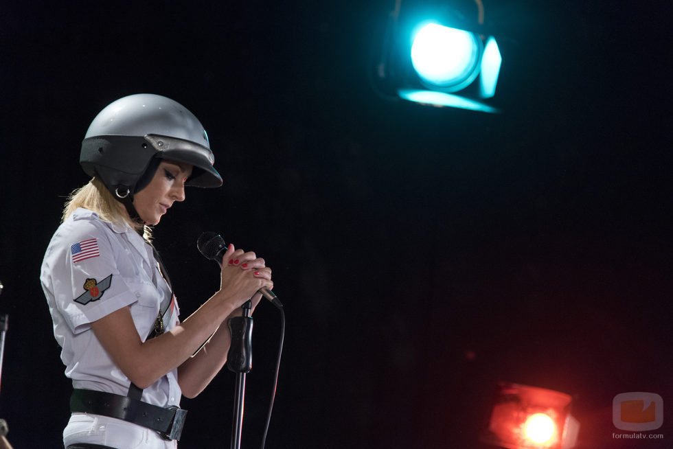 Anna Simón como miembro de los Village People en el especial de 'Zapeando'