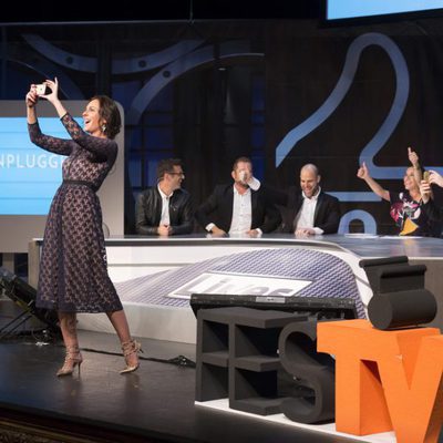 Raquel Sánchez Silva y colaboradores en el plató de 'Likes'
