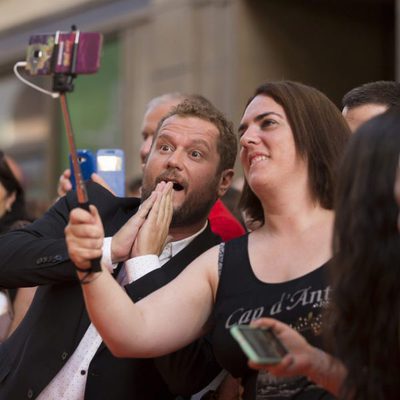 El Monaguillo con fans en la alfombra naranja del FesTVal 2016 de Vitoria