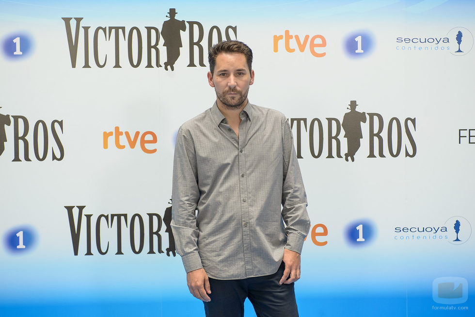 Javier Godino en la presentación de la segunda temporada de 'Víctor Ros' de RTVE