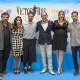 El reparto de la segunda temporada de 'Víctor Ros' en la presentación de la serie de RTVE