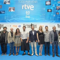 La "familia" de 'Víctor Ros' en la presentación de RTVE de su segunda temporada