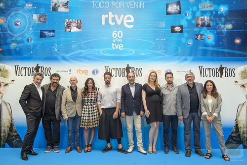 La "familia" de 'Víctor Ros' en la presentación de RTVE de su segunda temporada