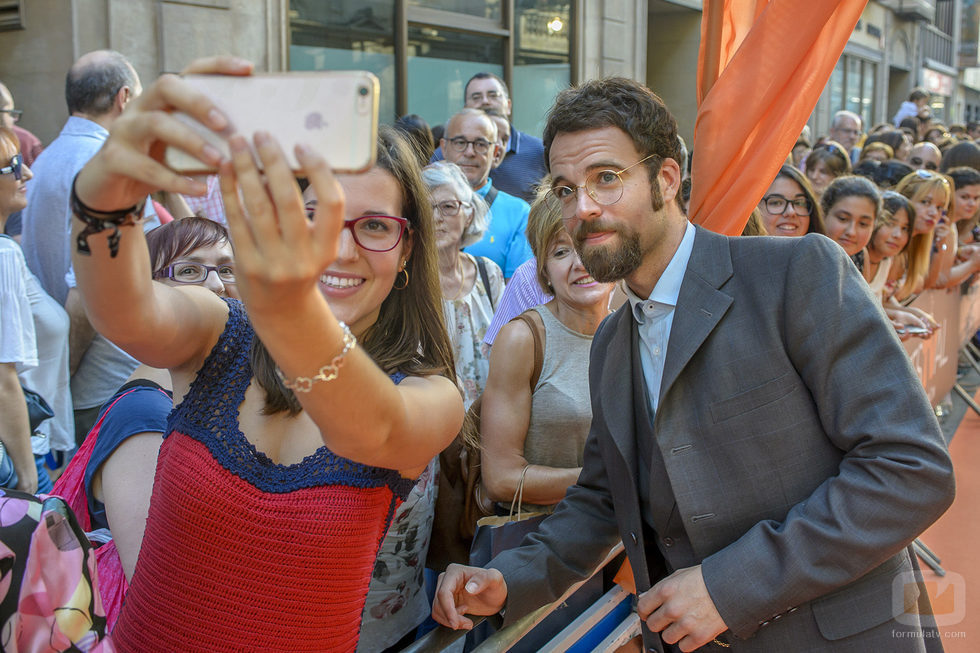 Carles Francino con una seguidora de 'Víctor Ros' en el preestreno de su segunda temporada
