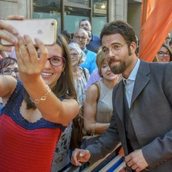 Carles Francino con una seguidora de 'Víctor Ros' en el preestreno de su segunda temporada