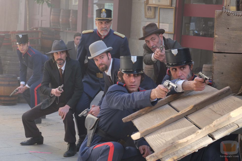 Víctor Ros y los agentes de seguridad en mitad de un tiroteo