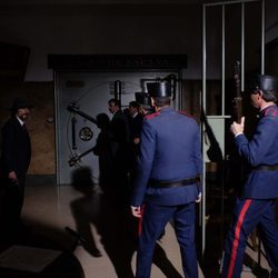 Los agentes de seguridad en la cámara acorazada