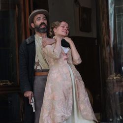 Un bandido amenaza a Clara