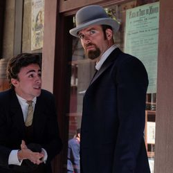 Víctor Ros habla con un joven