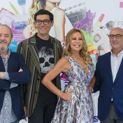 Ana Obegón presenta su docureality 'Algo pasa con Ana' con el equipo del programa 