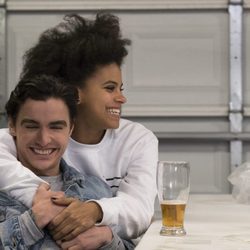 Gugu Mbatha-Raw y Evan Jonigkeit en 'Easy'