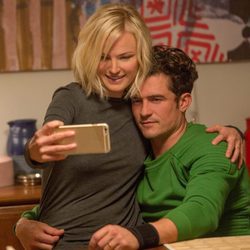 Malin Akerman y Orlando Bloom en 'Easy'