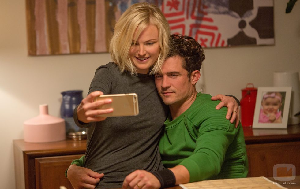 Malin Akerman y Orlando Bloom en 'Easy'