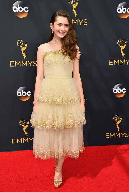 Emily Robinson en la alfombra roja de los Premios Emmy 2016