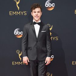 Nolan Gould en la alfombra roja de los Premios Emmy 2016