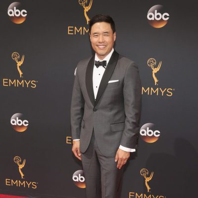 Randall Park en la alfombra roja de los Premios Emmy 2016