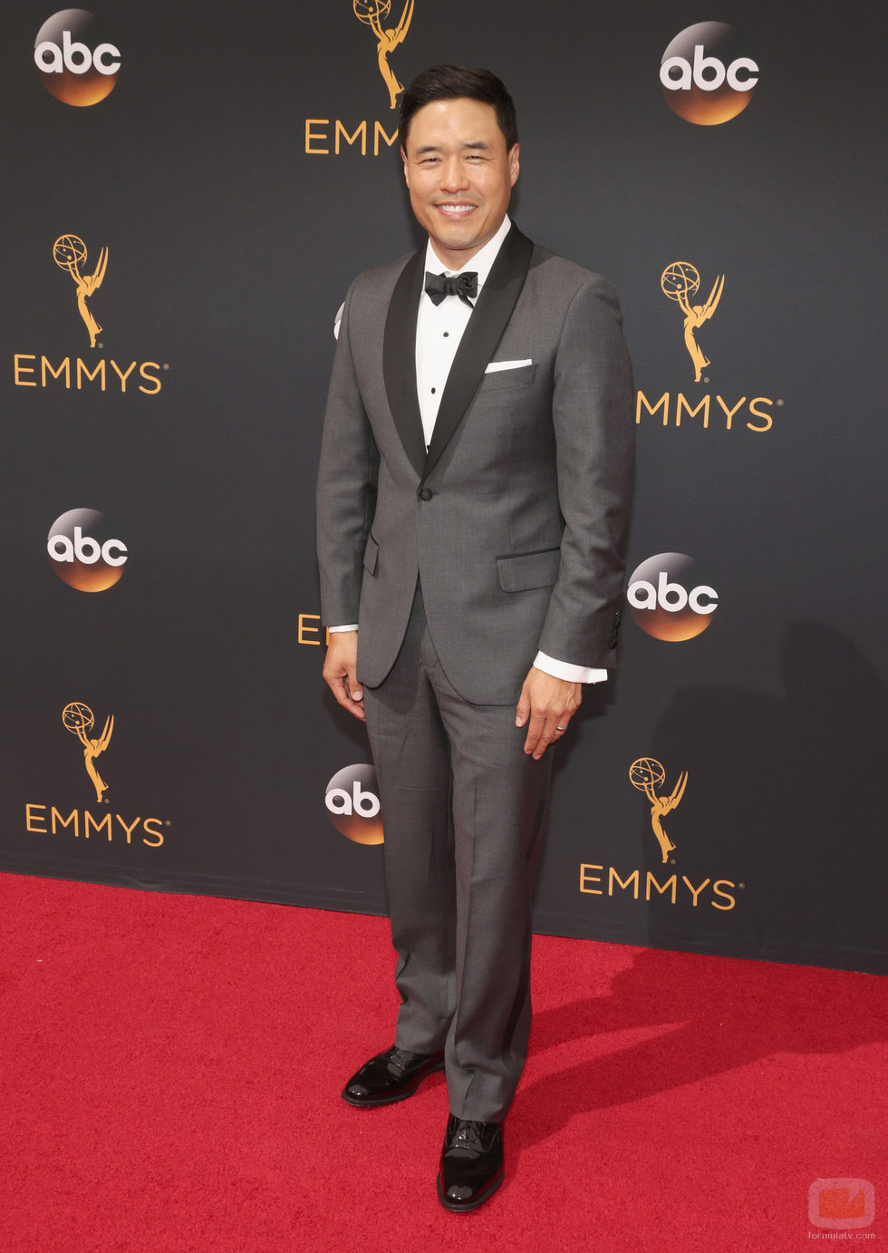 Randall Park en la alfombra roja de los Premios Emmy 2016