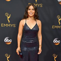 America Ferrera en la alfombra roja de los Premios Emmy 2016