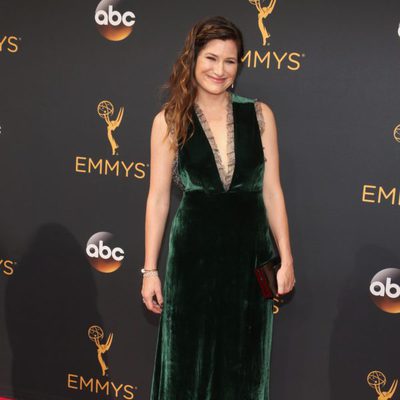 Kathryn Hahn en la alfombra roja de los Premios Emmy 2016