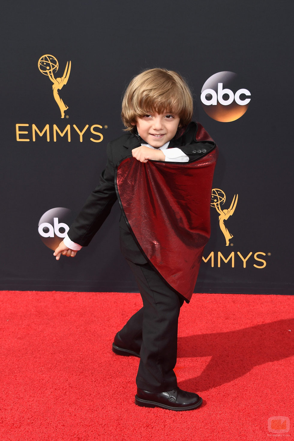 Jeremy Maguire en la alfombra roja de los Premios Emmy 2016