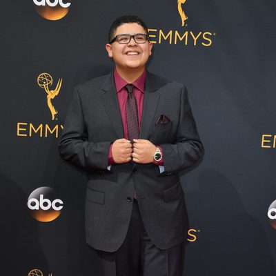 Rico Rodriguez en la alfombra roja de los Premios Emmy 2016