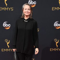 Cherry Jones en la alfombra roja de los Premios Emmy 2016