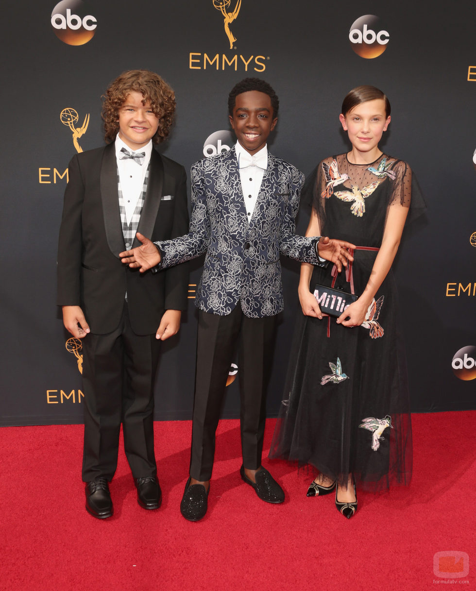 Los protagonistas de 'Stranger Things' en la alfombra roja de los Premios Emmy 2016