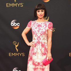Constance Zimmer en la alfombra roja de los Premios Emmy 2016