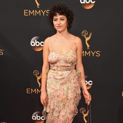 Alia Shawkat en la alfombra roja de los Premios Emmy 2016