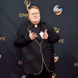 Louie Anderson en la alfombra roja de los Premios Emmy 2016