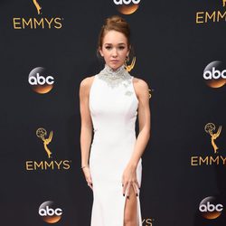 Holly Taylor en la alfombra roja de los Premios Emmy 2016