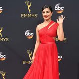 Priyanka Chopra en la alfombra roja de los Premios Emmy 2016