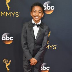 Miles Brown en la alfombra roja de los Premios Emmy 2016
