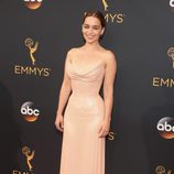 Emilia Clarke en la alfombra roja de los Premios Emmy 2016